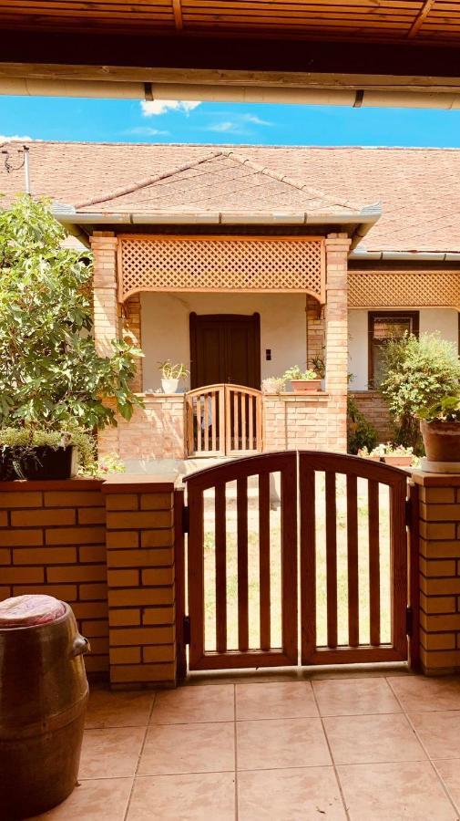 Henrietta Vendeghaz Apartment Domoszlo Ngoại thất bức ảnh